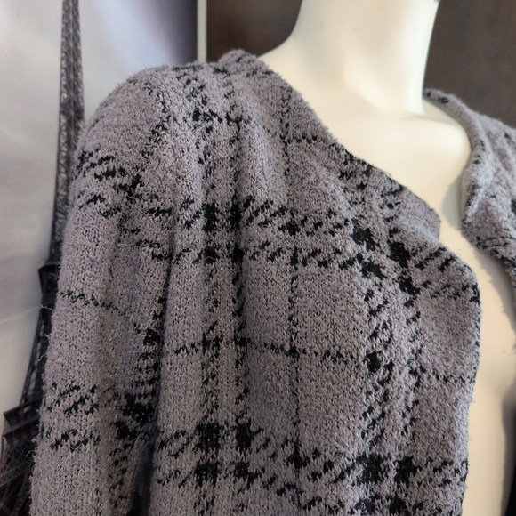 Elegant Gray Plaid Women's Cardigan - Picture 4 of 7